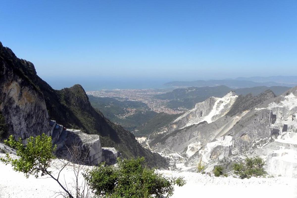 una vista d'una muntanya nevada