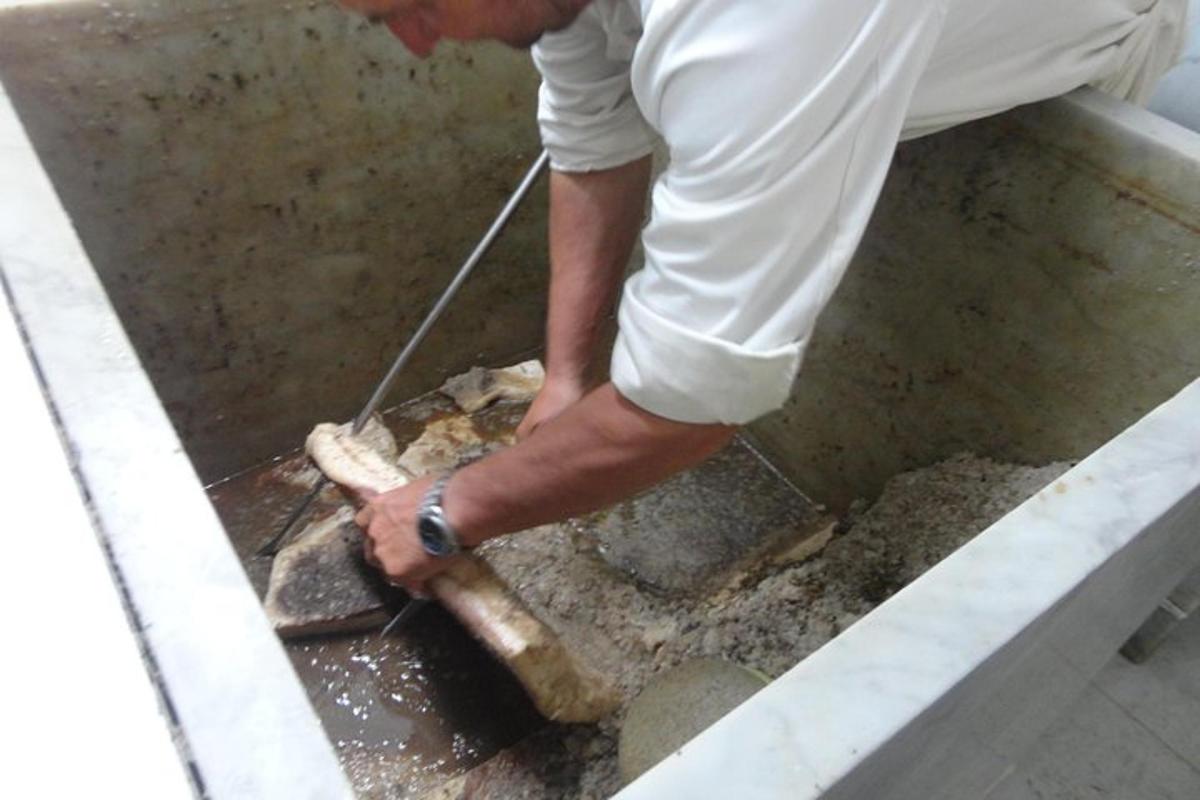 un home que sosté un tros de fusta amb un bastó