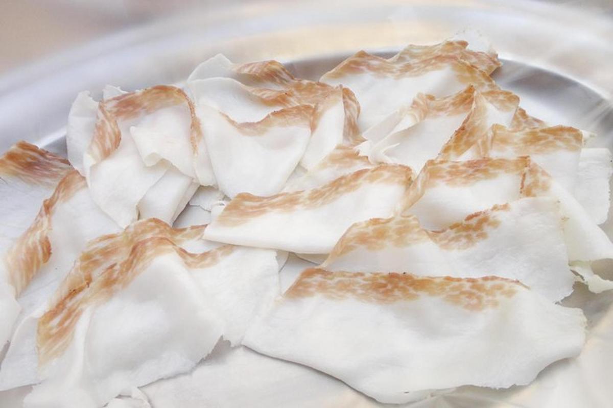 un plat blanc amb menjar a sobre