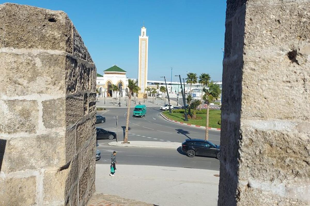 μια θέα ενός δρόμου μέσα από έναν πέτρινο τοίχο
