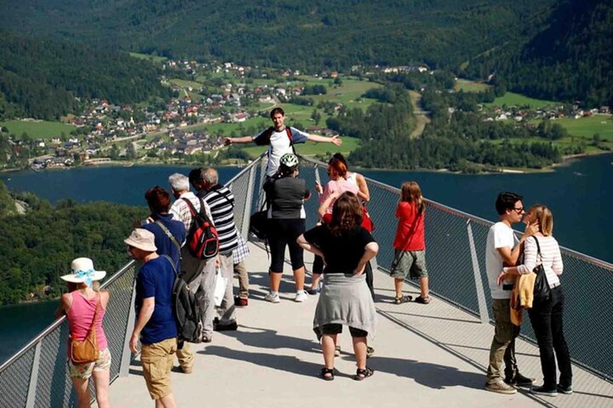 Un grupo de personas de pie en un puente colgante