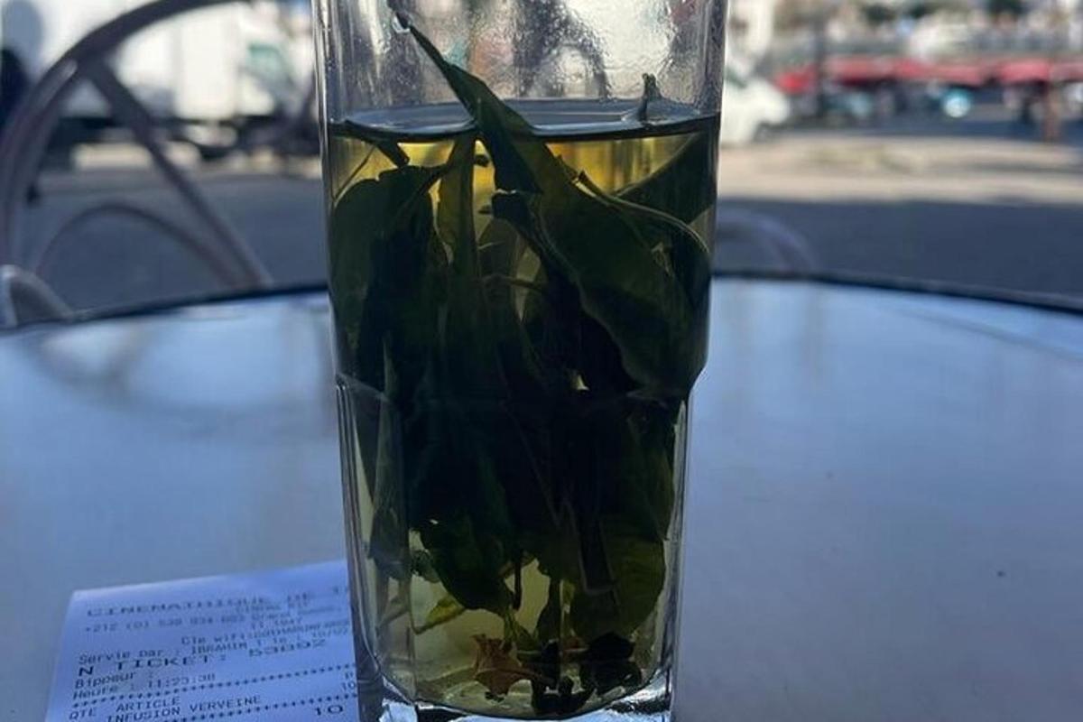 ένα βάζο γεμάτο με νερό πάνω σε ένα τραπέζι