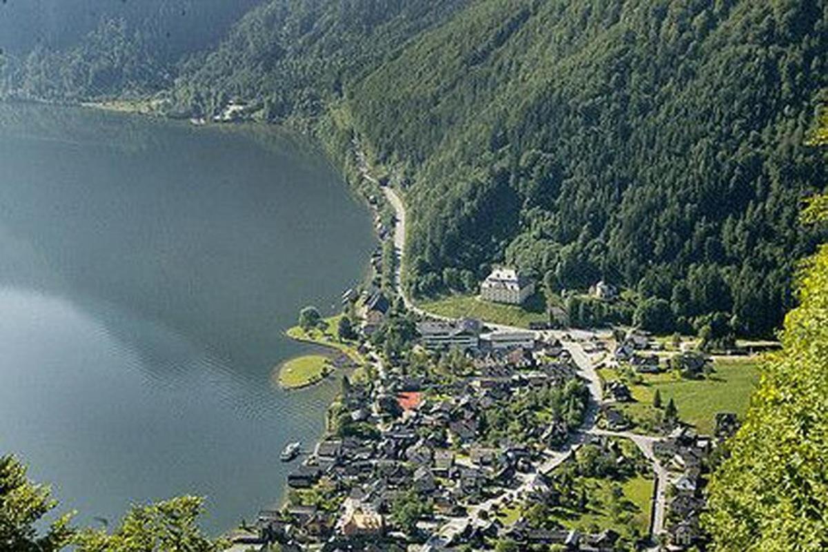 Una vista aérea de un pueblo al lado de un lago.