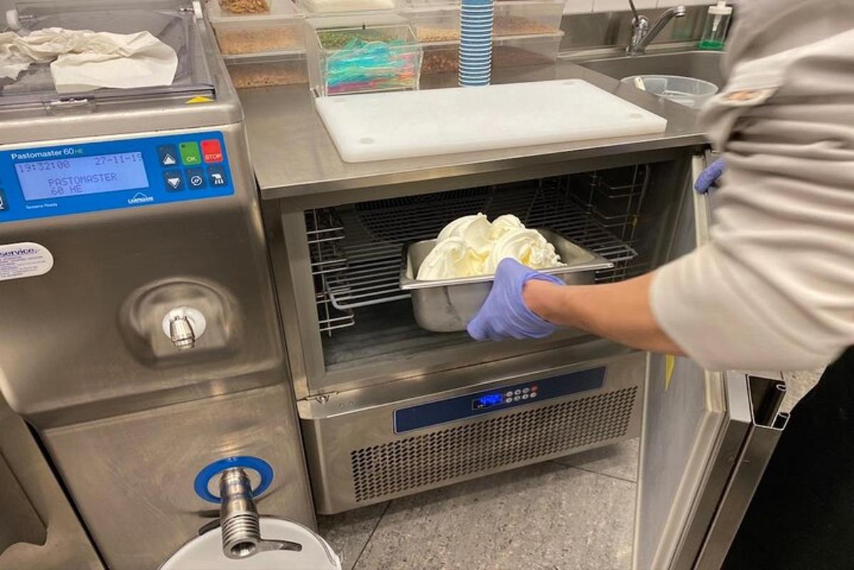 una persona està posant menjar al forn