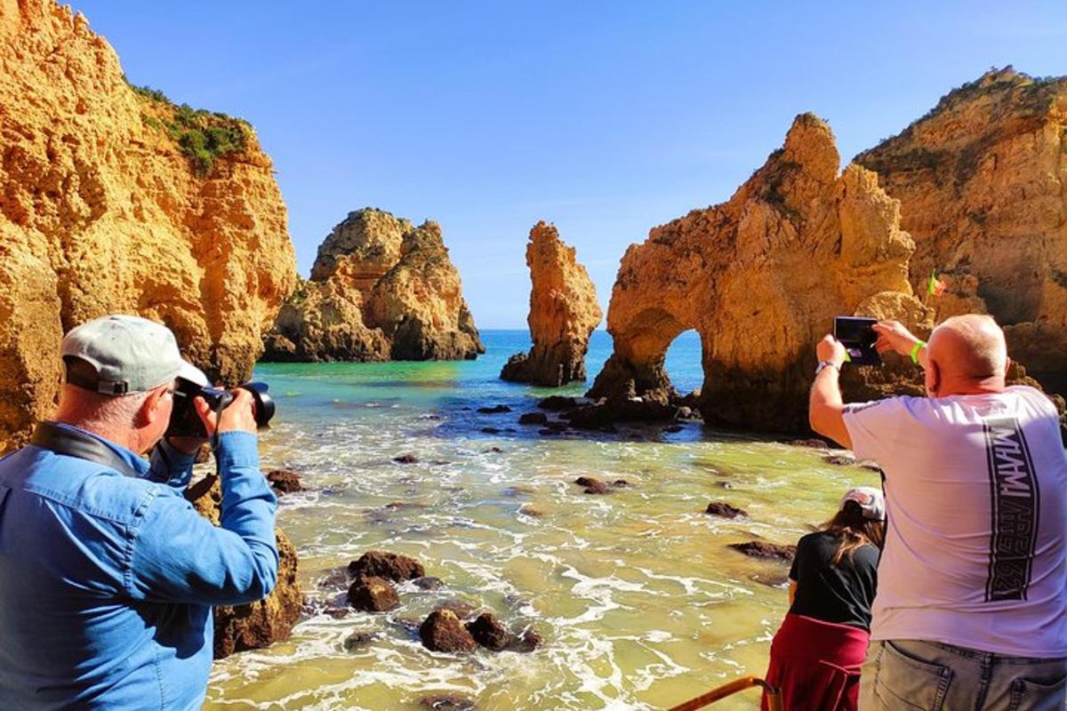 Un grupo de personas tomando fotografías del océano.