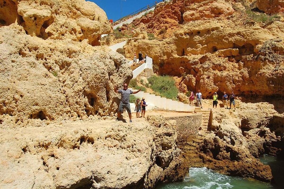 Un hombre parado en la ladera de una montaña rocosa