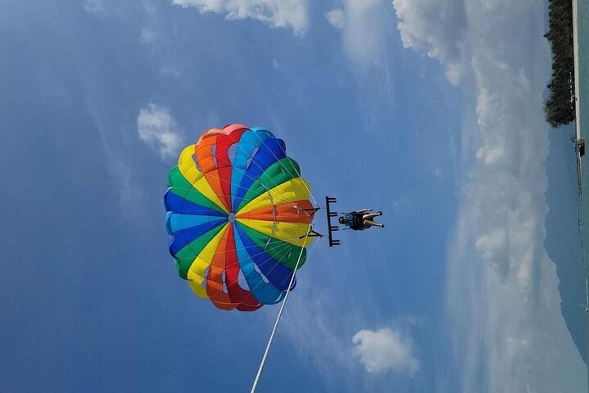 空を飛ぶ大きなカラフルな凧