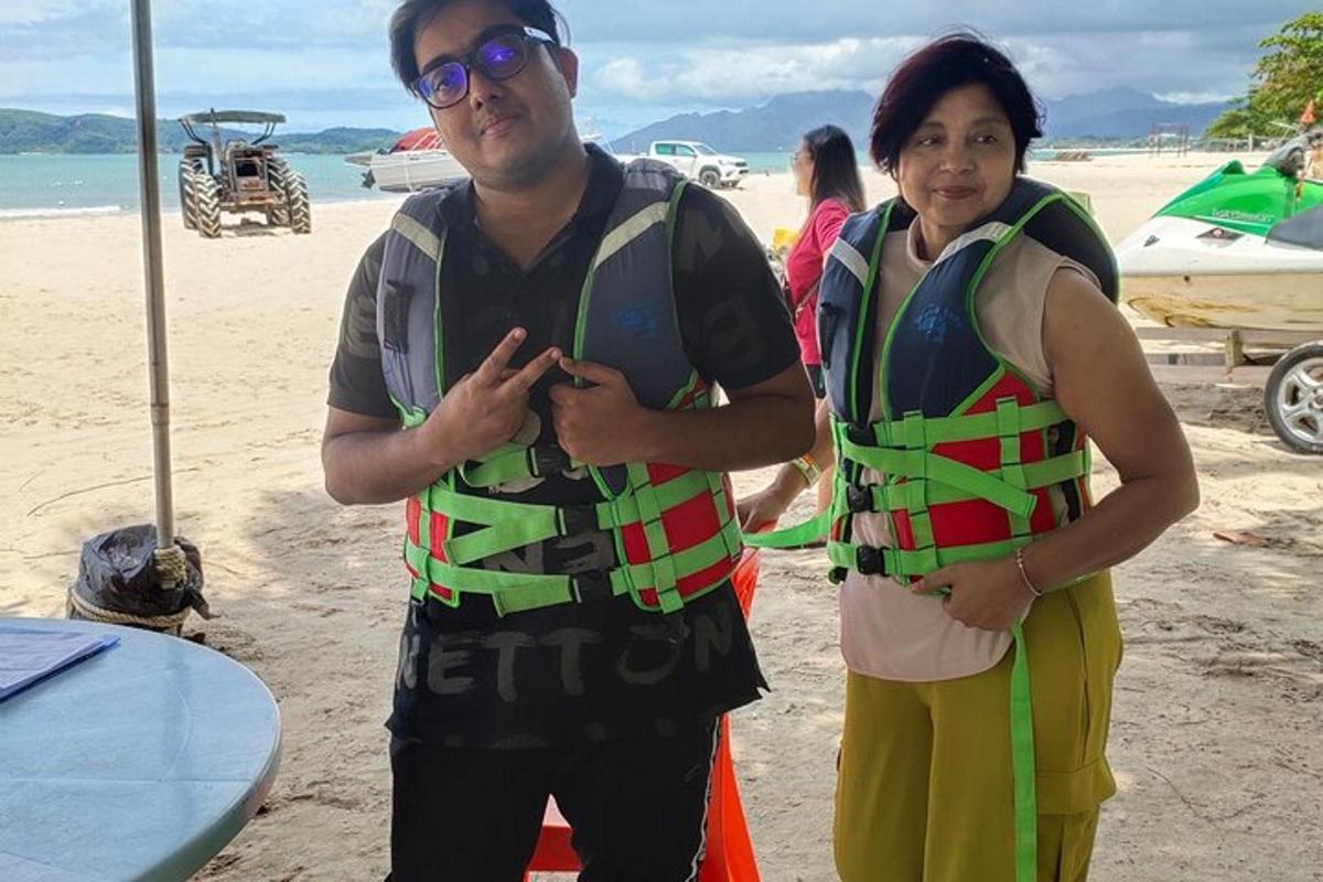 浜辺に立っている男と女