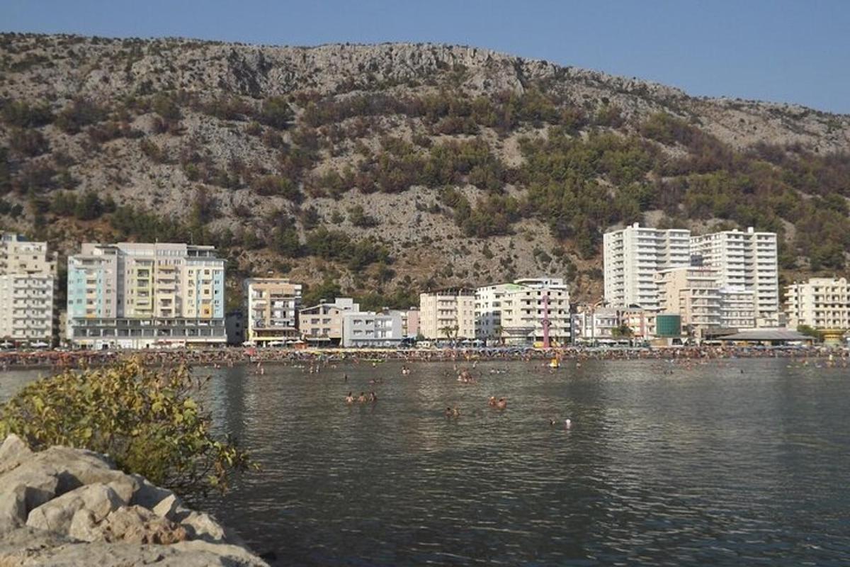 مساحة كبيرة من المياه بها مباني ومدينة