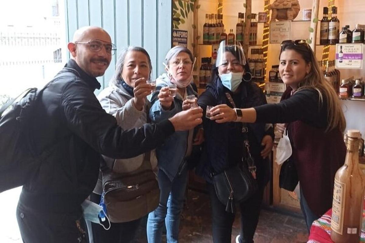 eine Gruppe von Menschen, die in einem Geschäft Wein trinken