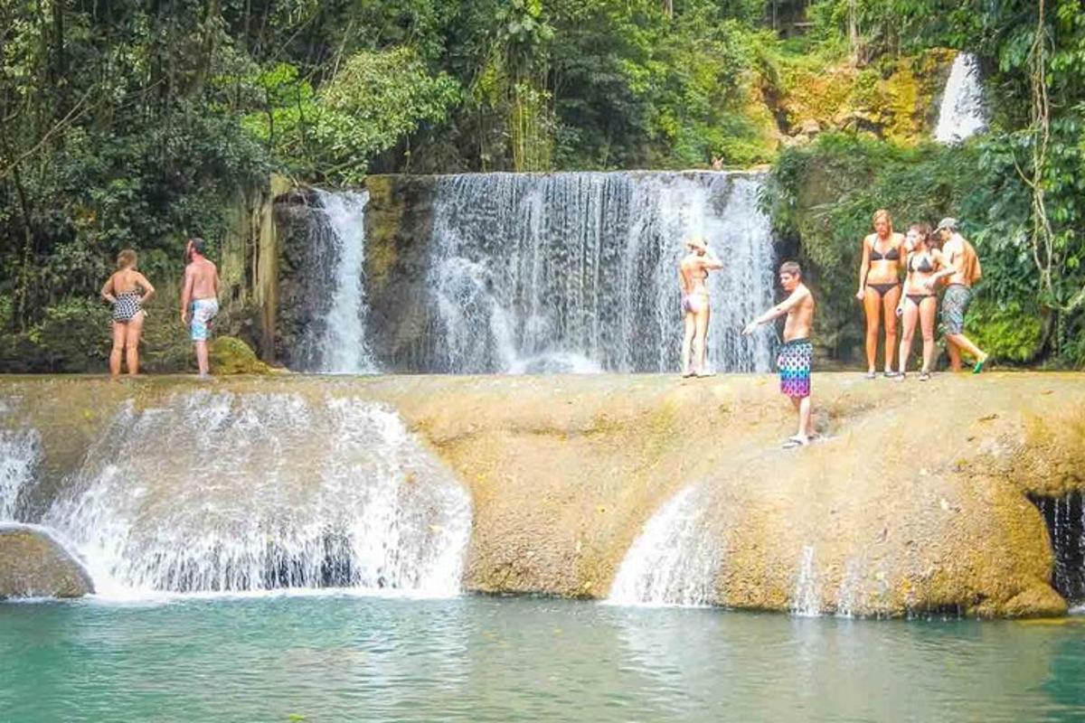 un grup de persones dempeus davant d'una cascada