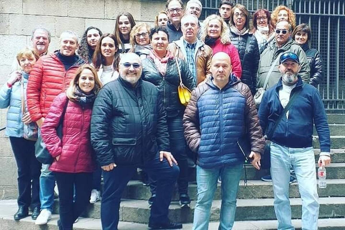 un gruppo di persone in posa per una foto su alcuni gradini
