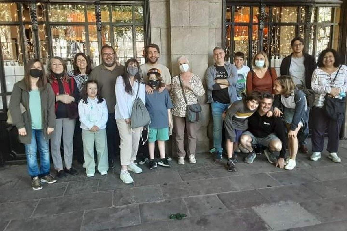 un gruppo di persone che indossano maschere facciali in posa per una foto