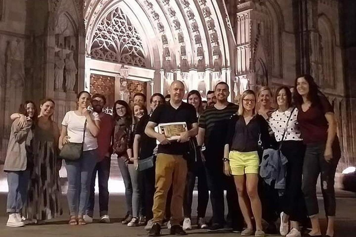 skupina lidí stojících v katedrále