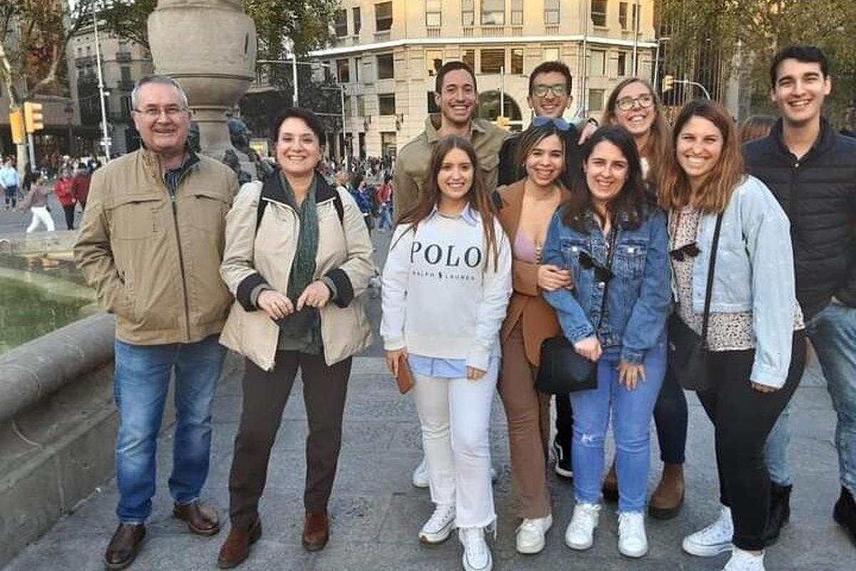 un gruppo di persone in piedi davanti a una fontana