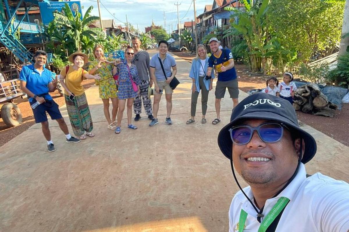 un grupo de personas posando para una foto