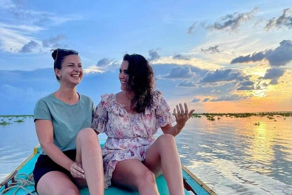 dos mujeres sentadas en un bote en el agua