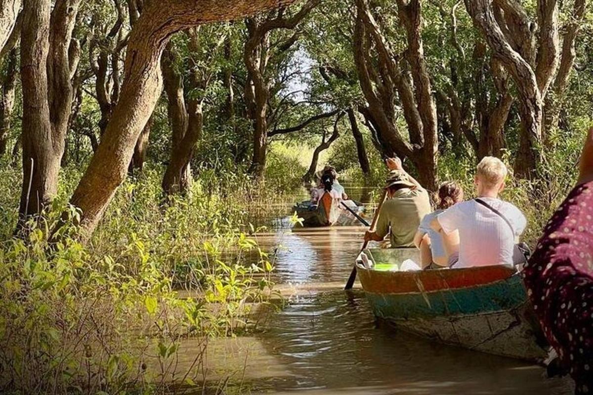 un grupo de personas viajando en un bote por un río