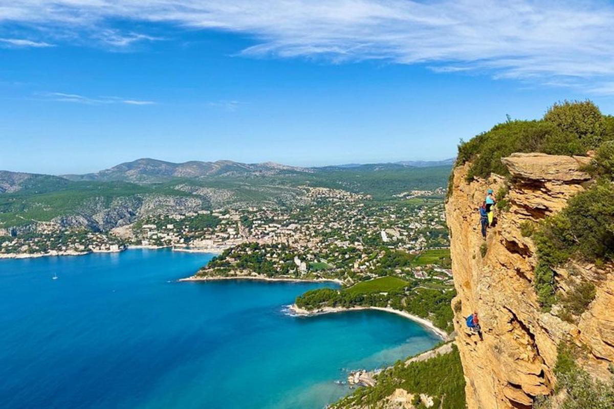 una vista di un grande specchio d'acqua su una scogliera
