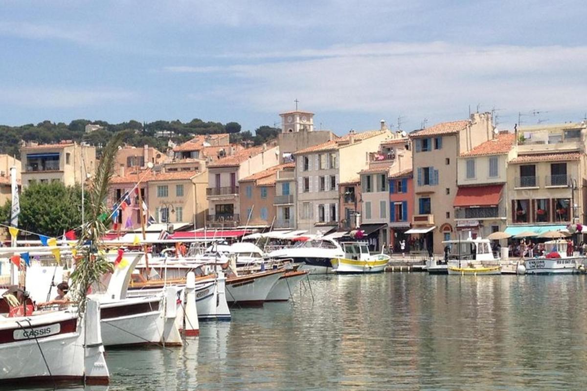 un gruppo di barche è attraccato in un porto