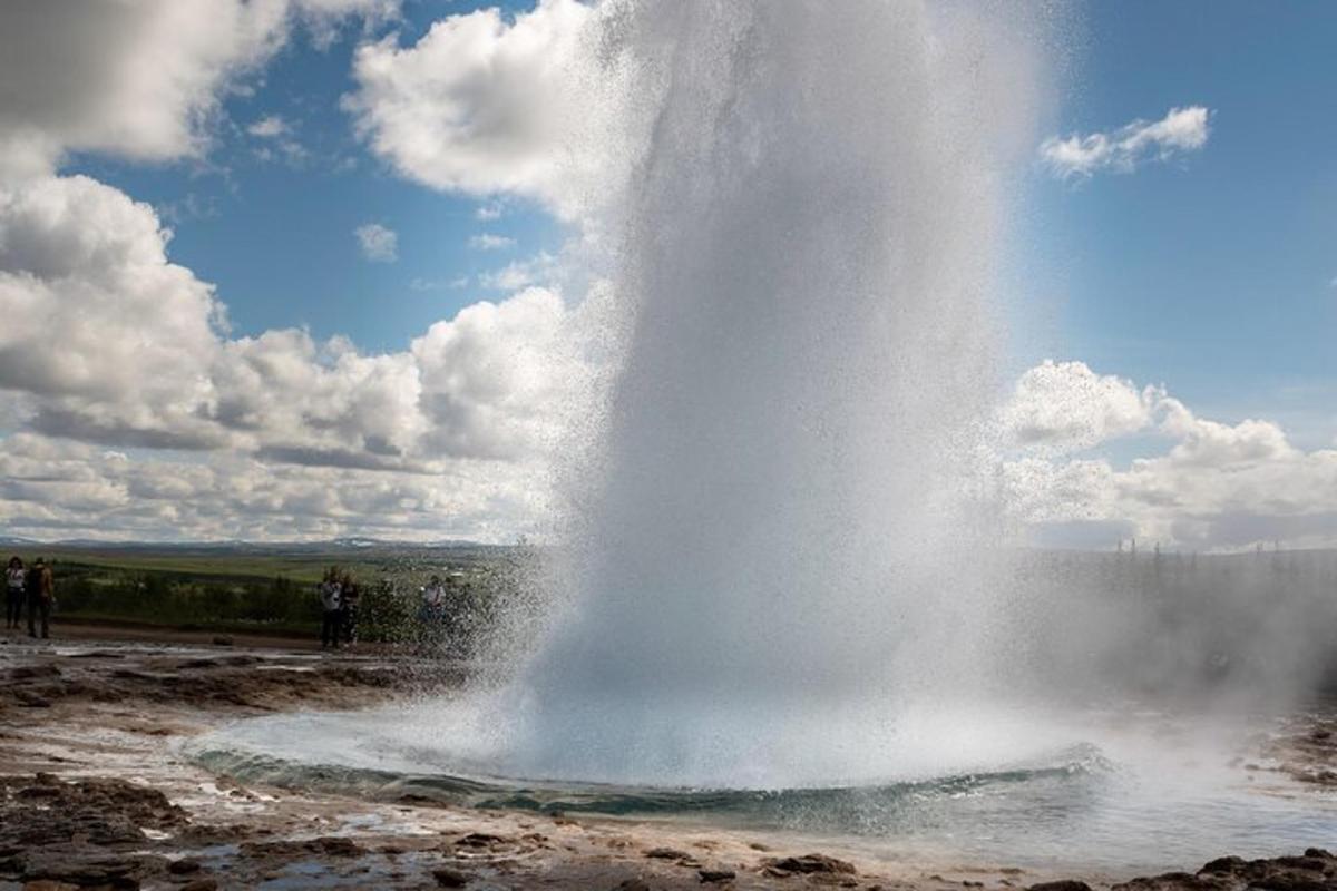 un geyser sta sputando acqua nell'aria