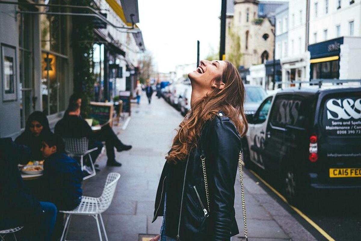 žena stojící na městské ulici a dívající se k obloze