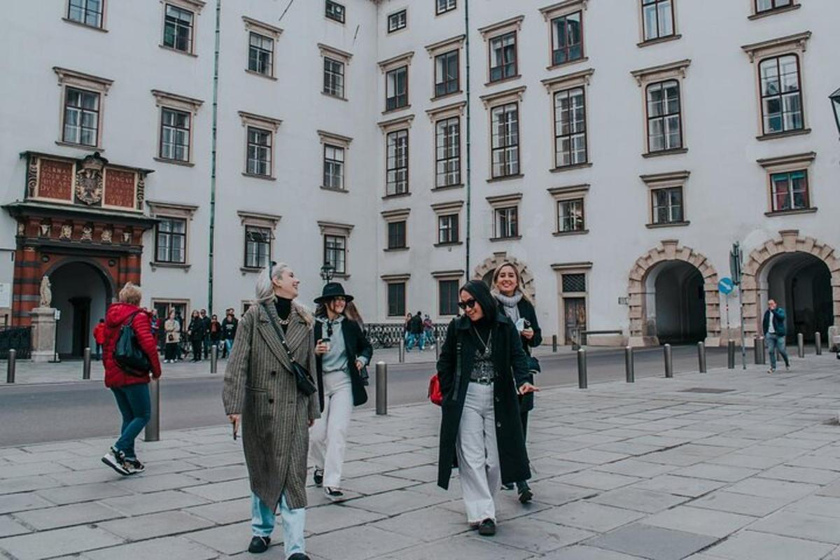 skupina lidí jdoucích před budovou