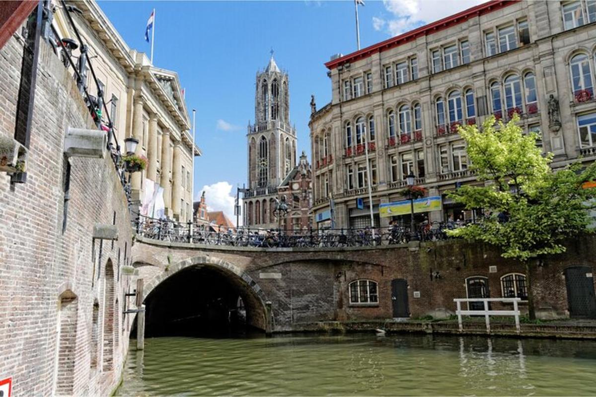 un pont sobre un riu en una ciutat amb edificis