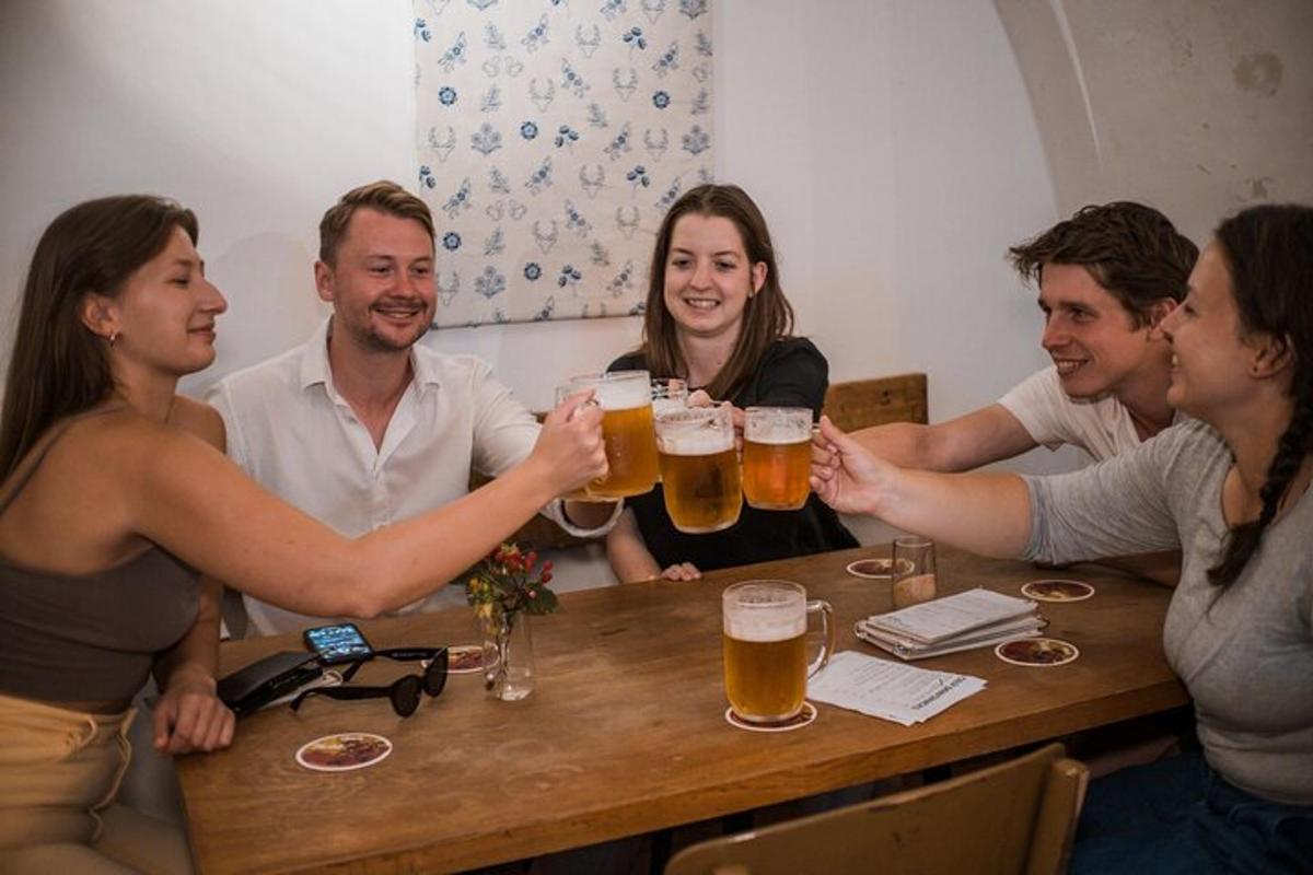 un gruppo di persone sedute attorno a un tavolo a bere birra