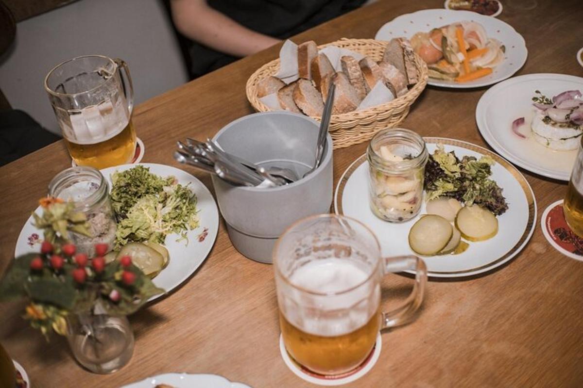 un tavolo con piatti di cibo e bicchieri di birra