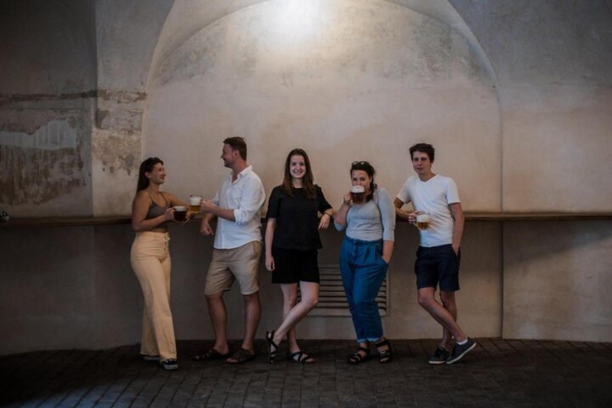 un gruppo di persone in piedi accanto a un muro