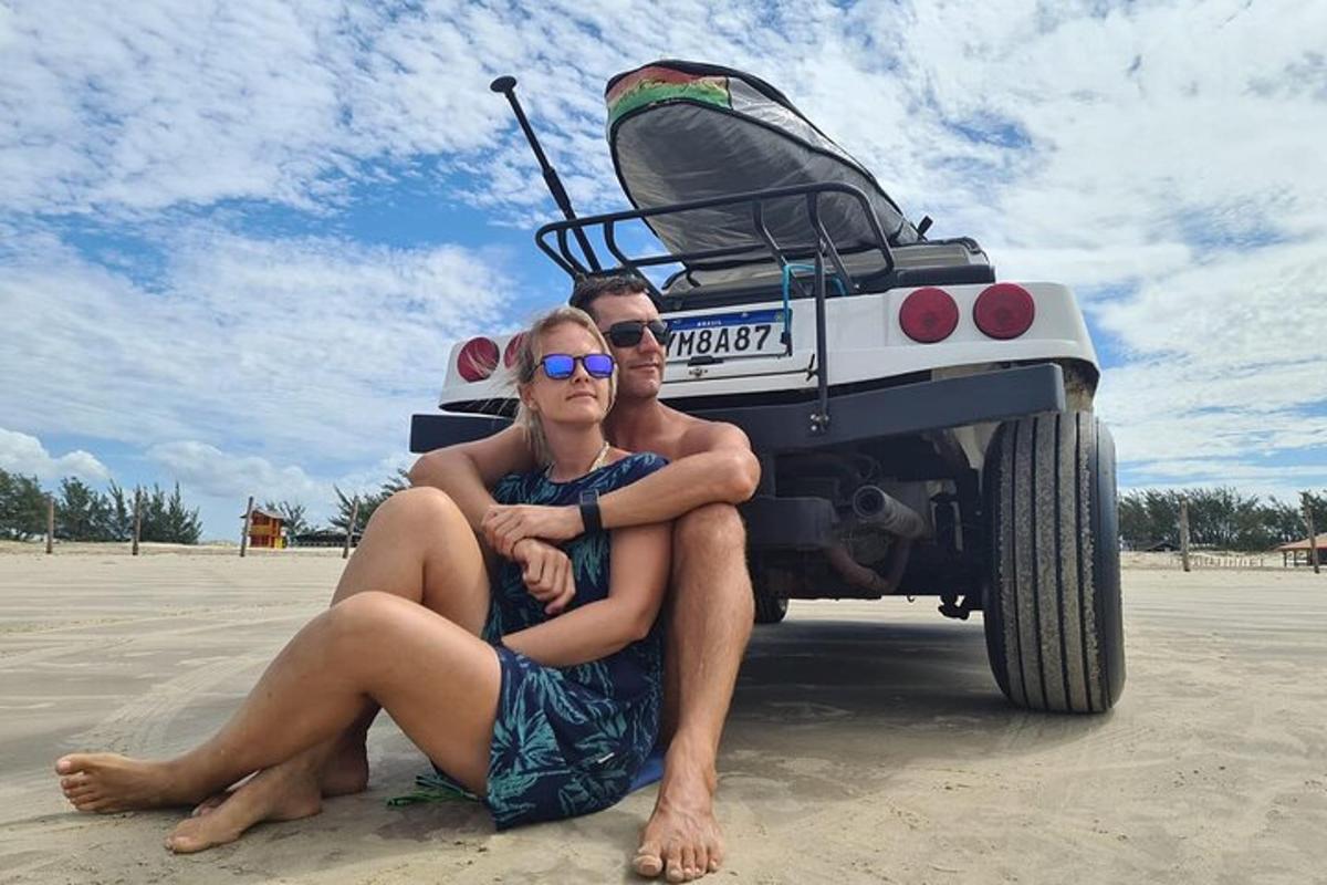 mees ja naine istuvad auto ees