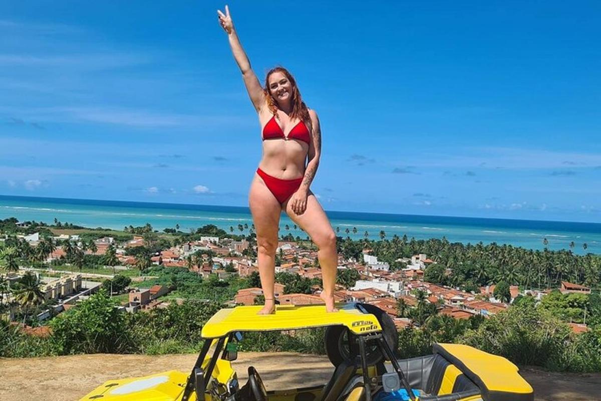 una donna in bikini in piedi sopra una jeep