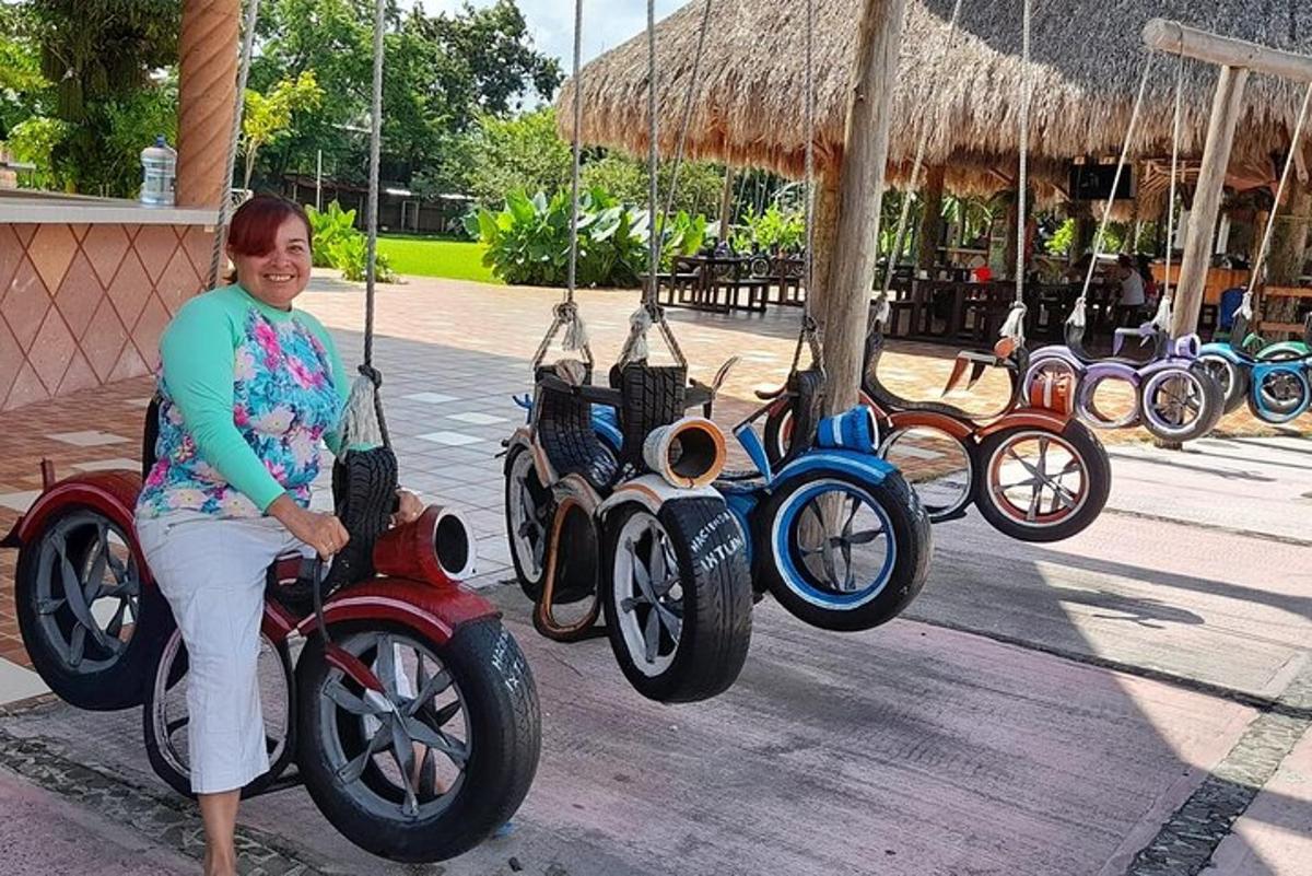una donna è seduta su uno scooter