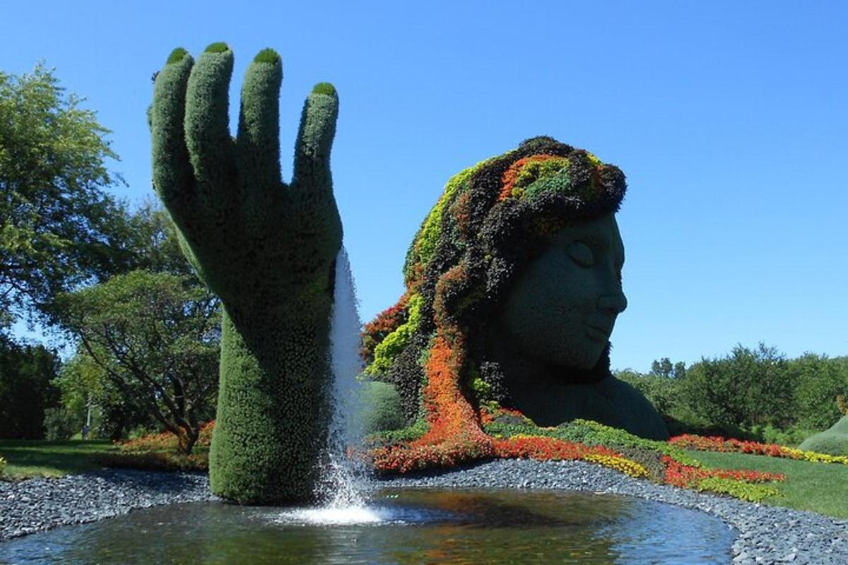 una estàtua d'una dona coberta de plantes en una font
