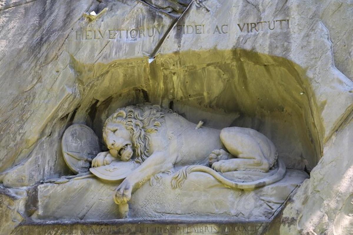 una estatua de un león tendido sobre una roca