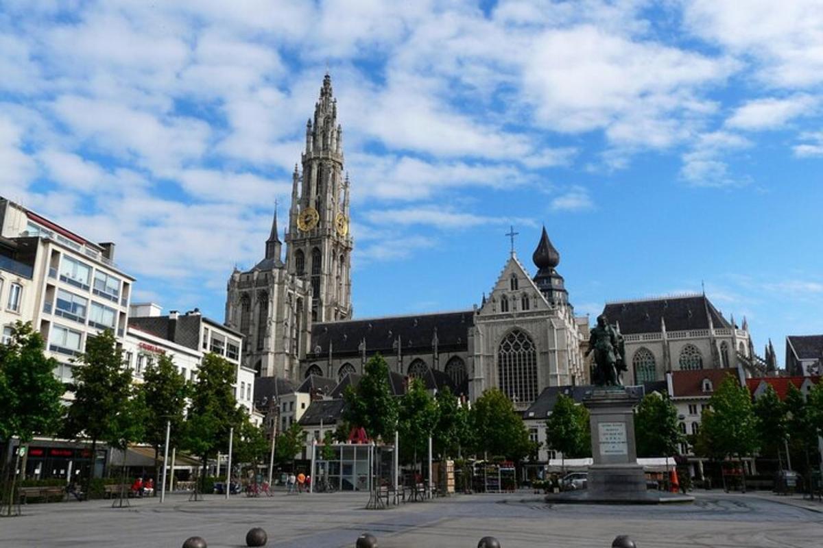 veľká katedrála s hodinovou vežou v meste
