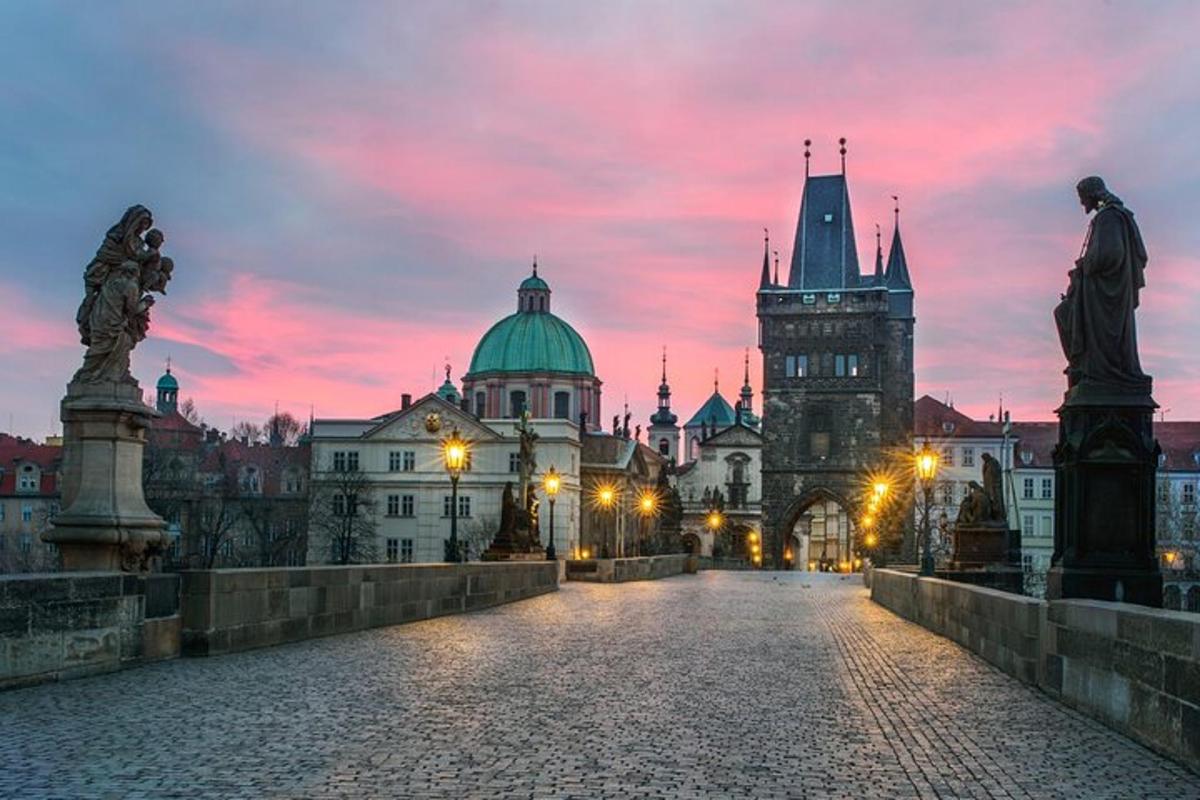 pohled na město při západu slunce s budovou