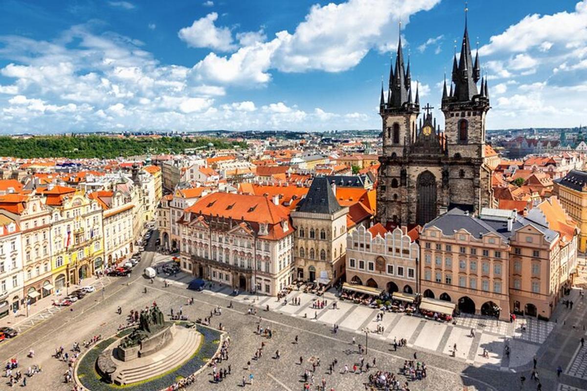 Letecký pohled na město s hodinovou věží
