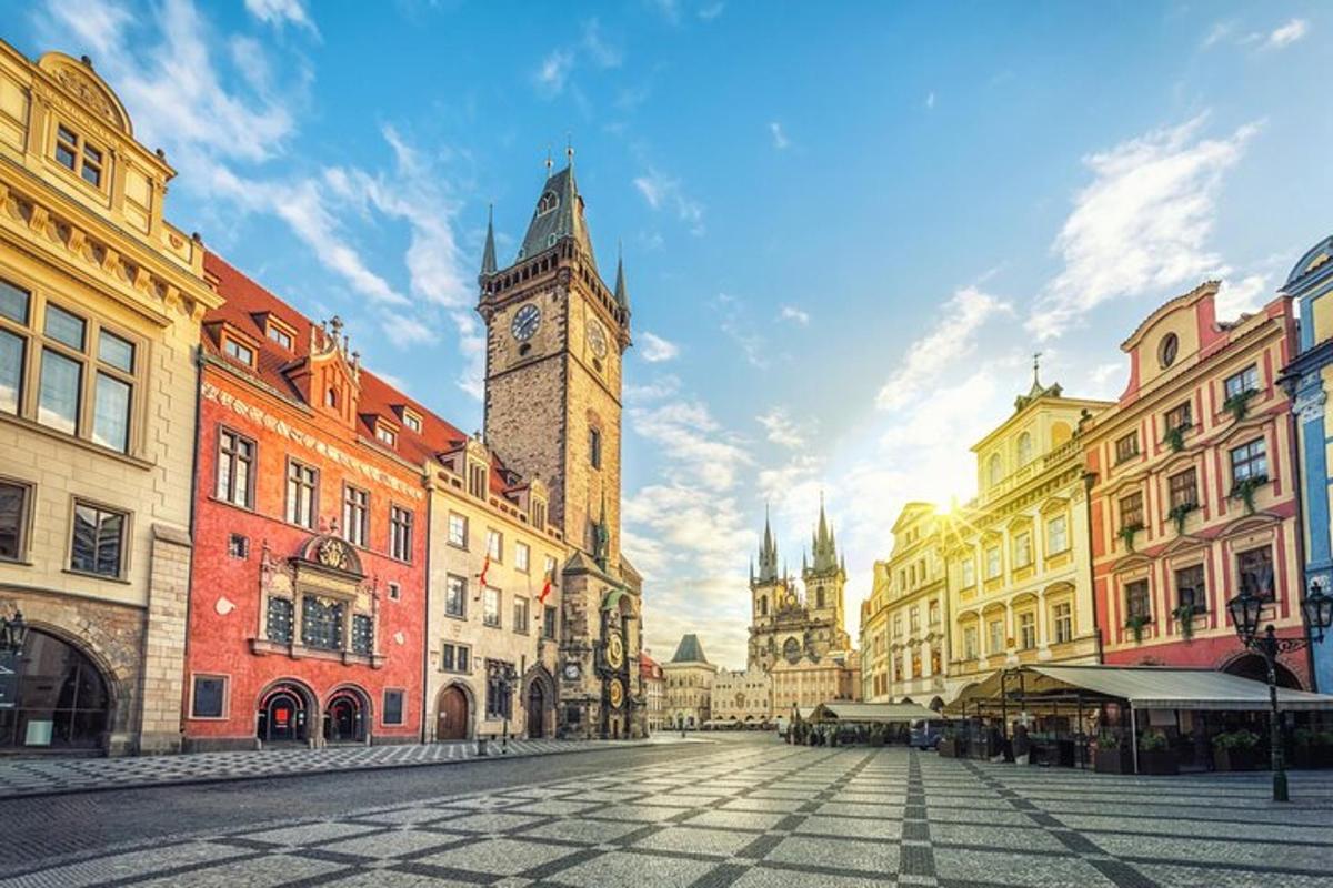 městská ulice s hodinovou věží a budovami