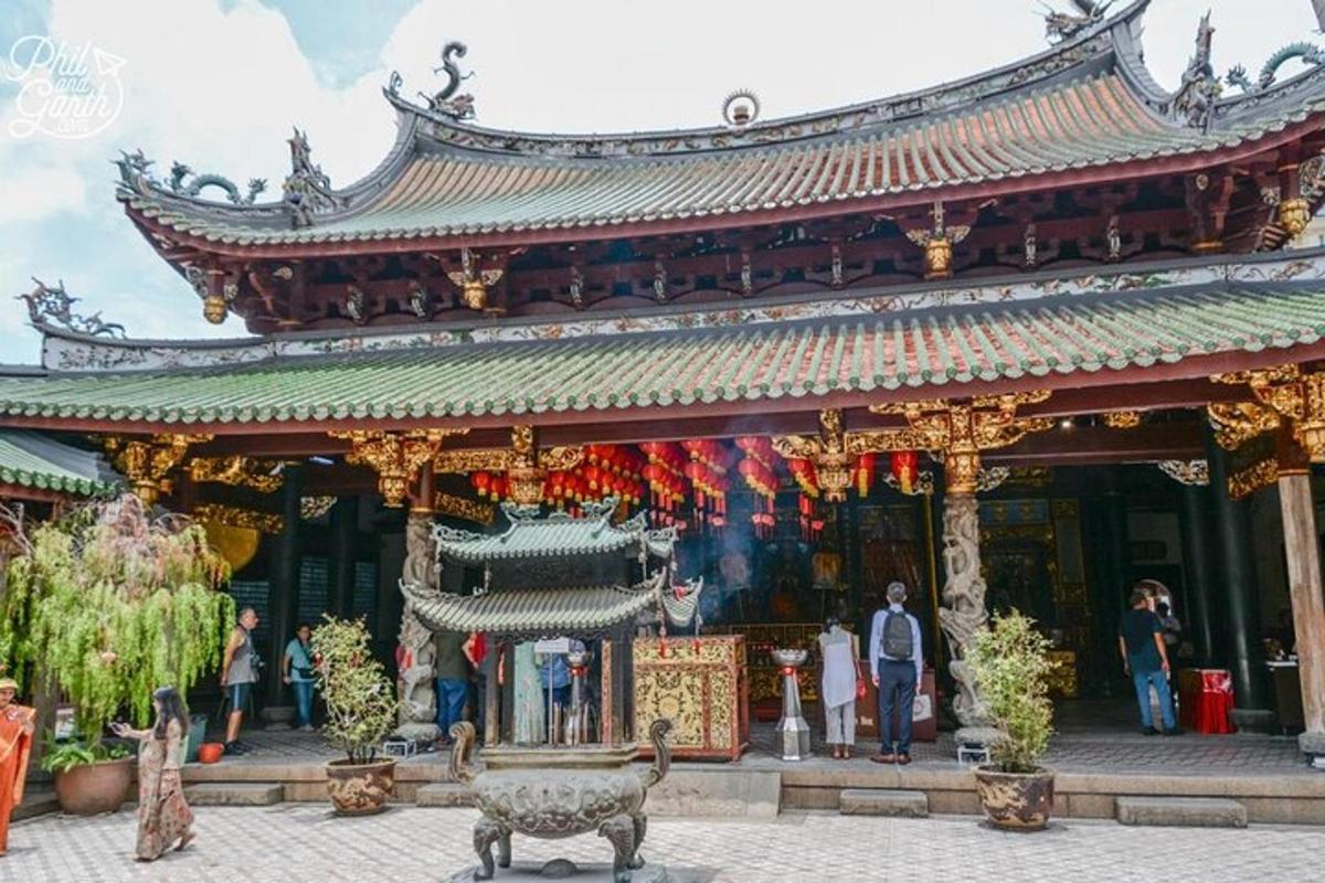 un temple amb una persona dempeus davant seu