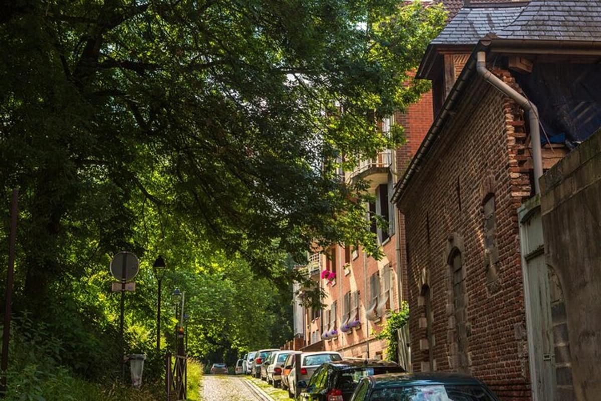 a street with cars parked on the side of a building