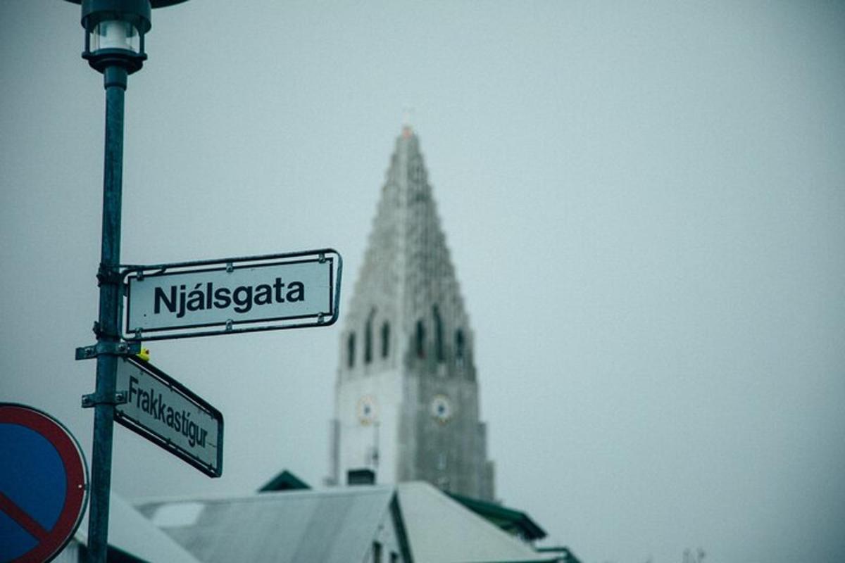 kõrge hoone kellatorniga ja tänavasildiga