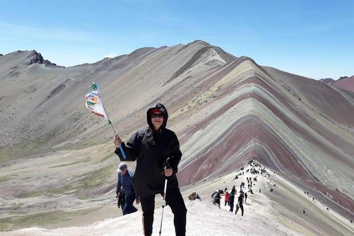 seseorang yang memegang layang-layang di atas gunung