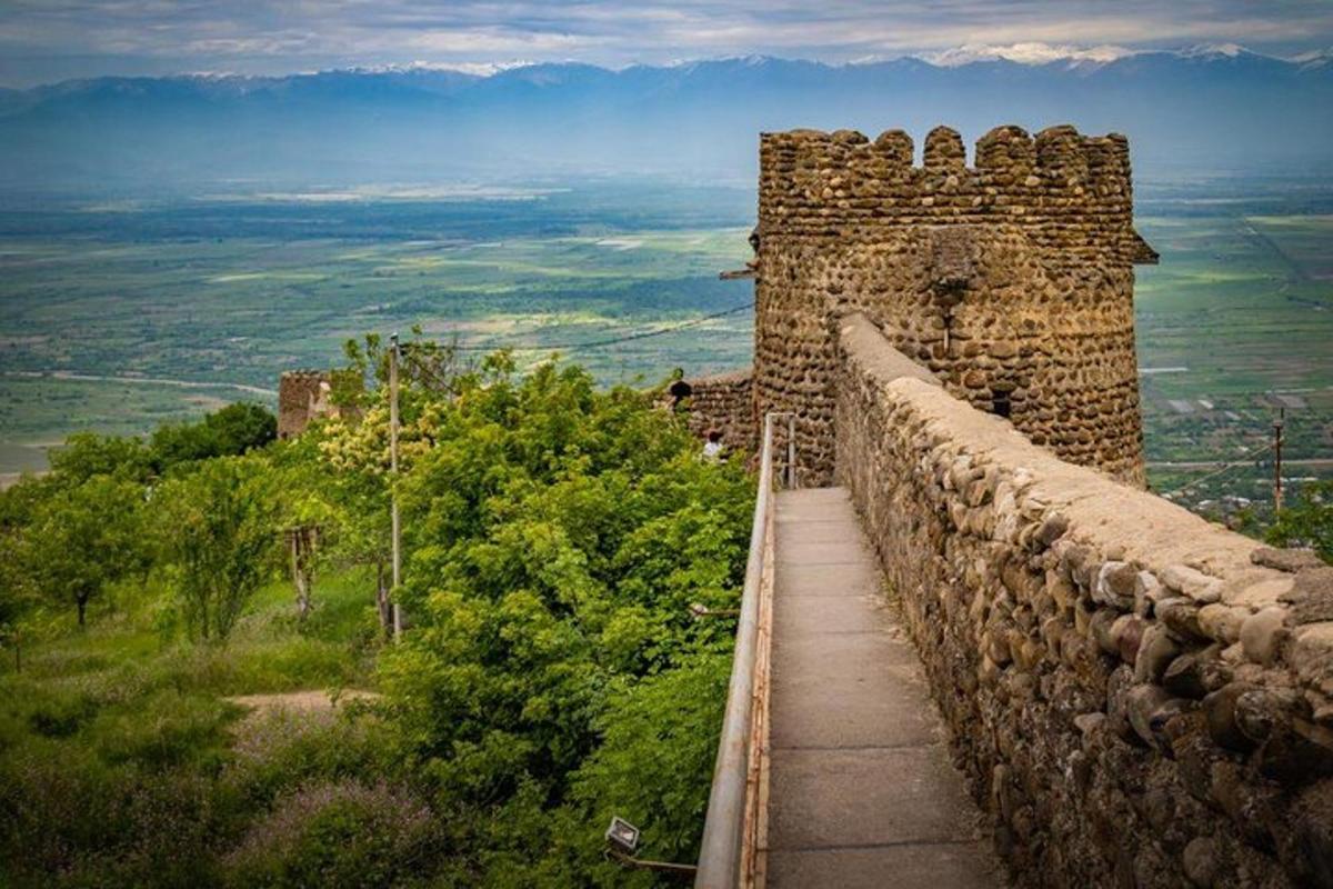 un mur de pedra amb vistes al camp