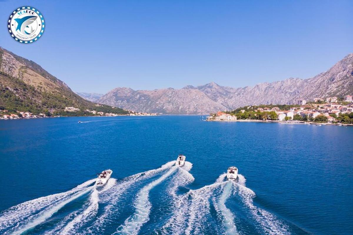 δύο βάρκες σε ένα μεγάλο υδάτινο σώμα