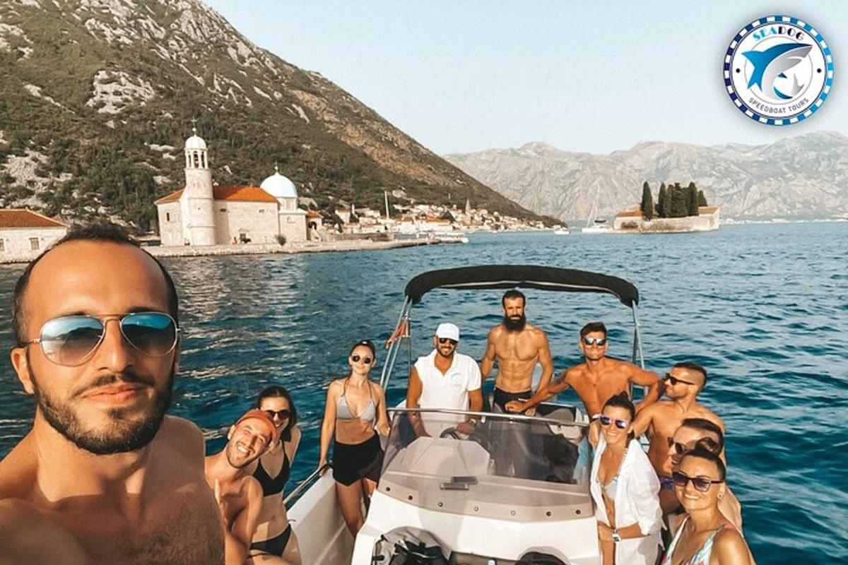 μια ομάδα ανθρώπων σε μια βάρκα στο νερό