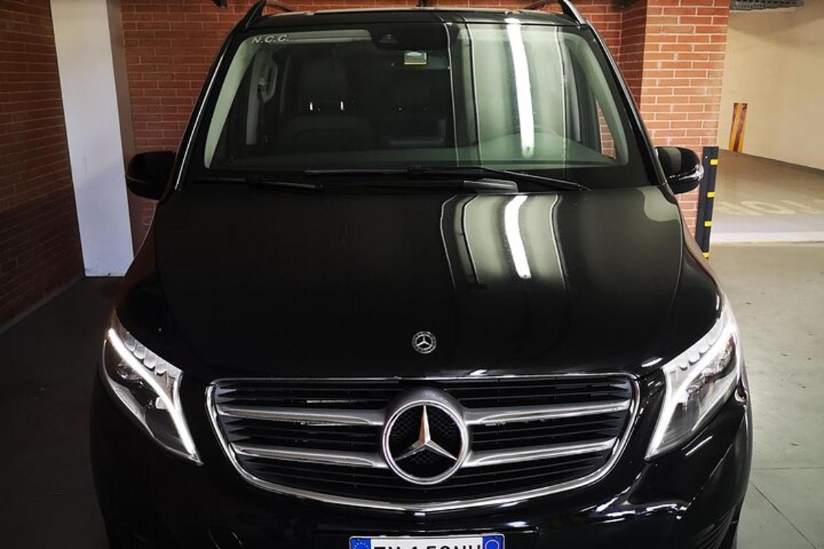 Svartur Mercedes Benz bíll lagður í bílskúr