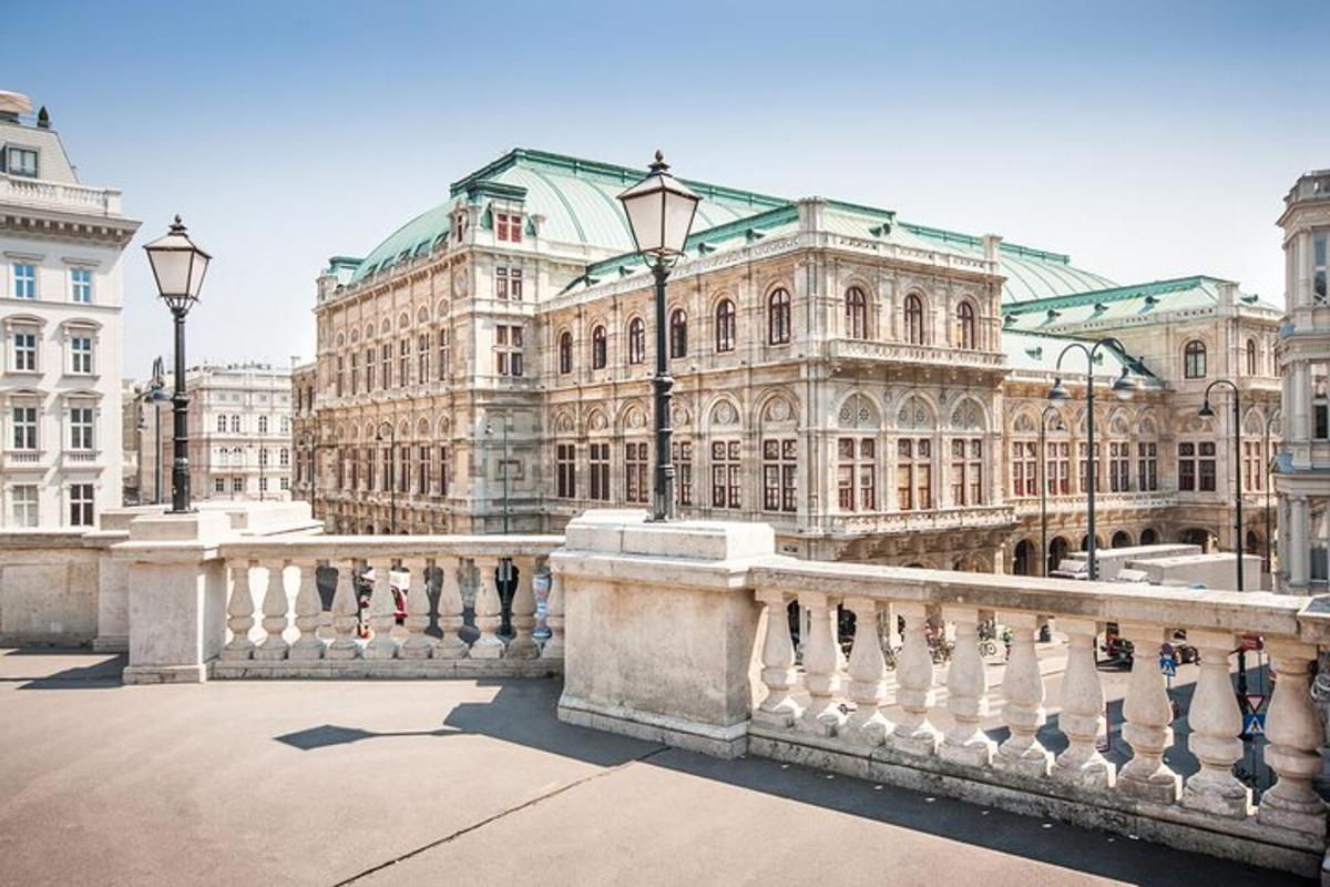 un grande edificio con una recinzione di fronte