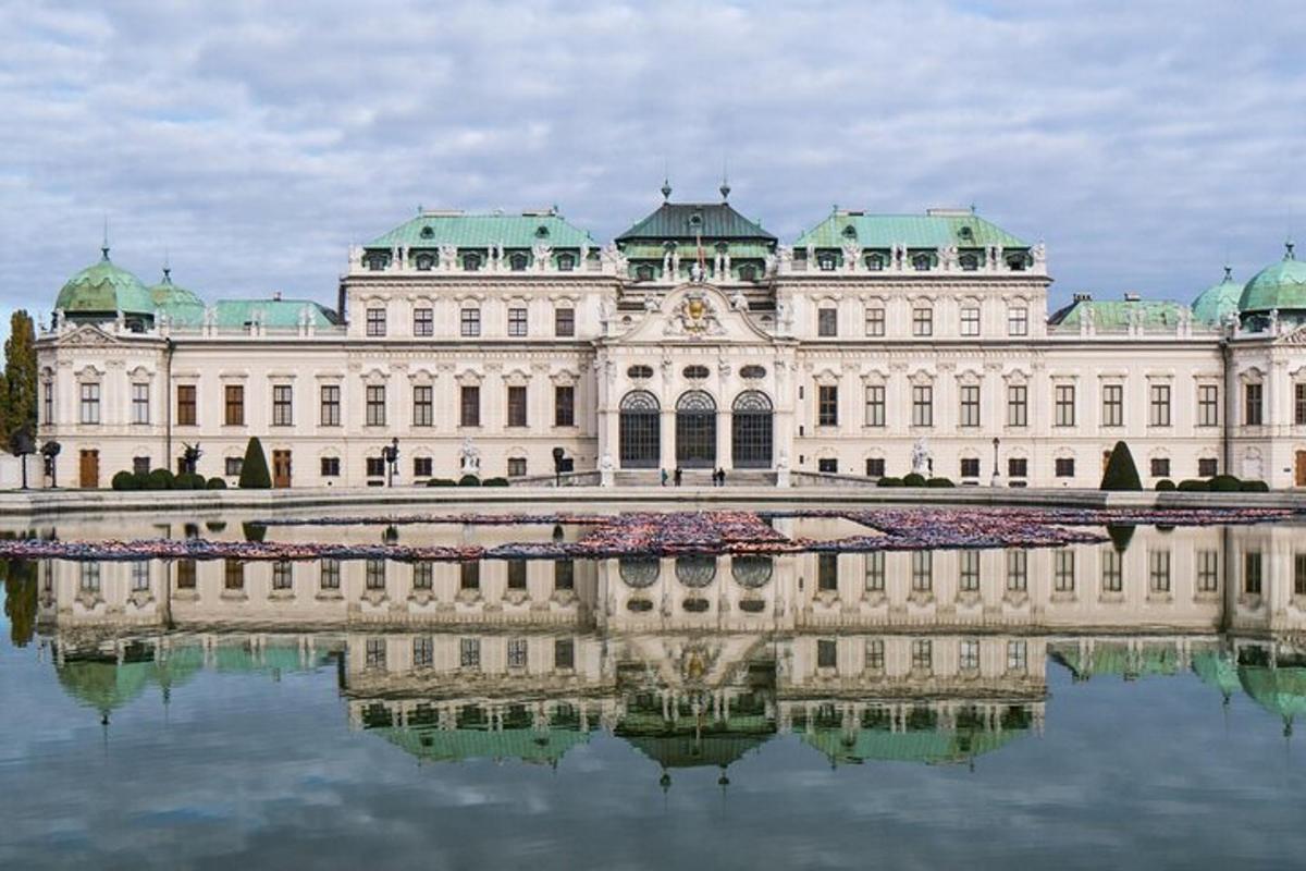 un grande edificio con il suo riflesso nell'acqua